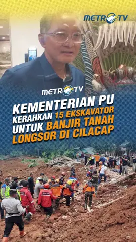 Kementerian Pekerjaan Umum (PU) bergerak cepat mengerahkan alat berat untuk mendukung penanganan darurat bencana tanah longsor yang terjadi di Kabupaten Cilacap pada Kamis (13/11/2025) lalu. Bencana tanah longsor terjadi akibat intensitas hujan tinggi dan kontur tanah yang labil di kawasan perbukitan Desa Cibeunying, Kecamatan Majenang, hingga menimbun sejumlah rumah warga dan menyebabkan korban jiwa. Menteri PU Dody Hanggodo menegaskan komitmen kementerian dalam membantu seluruh daerah terdampak bencana.  “Kementerian PU berkomitmen untuk menangani dampak banjir bandang ini dengan mengerahkan seluruh sumber daya yang ada. Keselamatan dan pemulihan warga terdampak menjadi prioritas utama kami,” kata Menteri Dody.  Sebagai bentuk respon cepat, Kementerian PU melalui balai-balai teknis terkait telah mengerahkan alat berat dan personel untuk membantu evakuasi, pencarian korban, serta pembersihan material longsor. Sebanyak 15 unit excavator yang berasal dari berbagai balai, baik Balai Besar Wilayah Sungai (BBWS) maupun Balai Besar Pelaksanaan Jalan Nasional (BBPJN), serta dukungan dari pemerintah daerah telah on site dan sebagian sedang menuju lokasi.  Seluruh alat berat dikoordinasikan bersama Badan Penanggulangan Bencana Daerah (BPBD), Basarnas, dan unsur Forkopimda Cilacap untuk mempercepat akses ke titik longsor sekaligus mendukung proses evakuasi dan pencarian korban. Berdasarkan briefing pada hari ini (15/11/2025), penanganan darurat melibatkan 520 personel tim gabungan dari berbagai unsur. Lokasi terdampak dibagi menjadi beberapa zona pekerjaan dengan tugas meliputi pembuatan sodetan aliran air untuk mencegah genangan dan memperlancar akses evakuasi serta  pencarian korban di titik-titik terdampak longsor.  Menteri Dody menyampaikan Kementerian PU terus berkoordinasi dengan BPBD Kabupaten Cilacap, Basarnas, BNPB, serta pemerintah daerah setempat untuk memastikan seluruh langkah penanganan berjalan cepat, aman, dan terarah.  