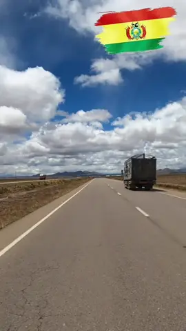 Dejamos atrás la ciudad de Oruro y nos lanzamos por la Ruta 1, con una tormenta formándose en el horizonte como si quisiera cruzarse en nuestro camino. Hice una parada para cargar gasolina ⛽️, pero me dijeron que no atendían a placas extranjeras. No quedaba otra que seguir… pero cuando quise arrancar, la moto no encendía. Silencio total. Por suerte, apareció una persona que no dudó en darme una mano. Con su ayuda logré encender la moto y seguir avanzando, agradeciendo una vez más a la ruta por poner desafíos… y también gente buena. Ya caída la tarde, hice una pausa para almorzar. Hasta ese momento solo había tomado unos jugos al salir de Oruro, así que esa comida cayó como un premio después del tramo complicado. #Ruta1 #ElAlto #DepartamentodelaPaz #Bolivia🇧🇴 