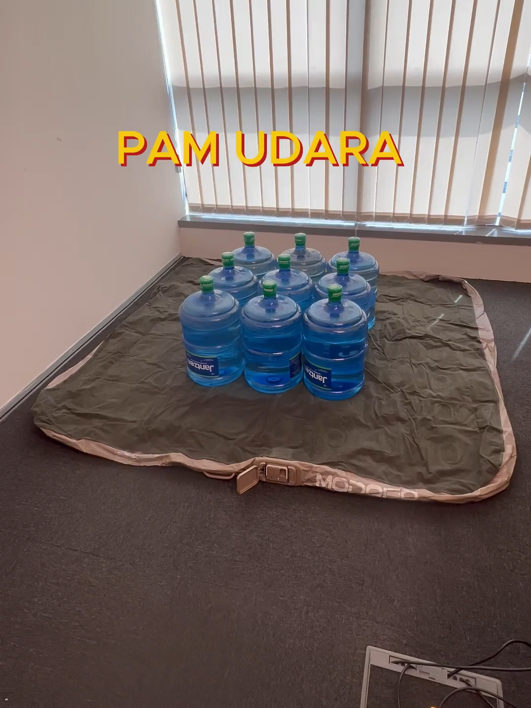 This portable inflatable bed is the perfect cheat tool for your lunch break!  #ShortTermRentEssential #GreatValue #AutomaticInflatableBed #JNS