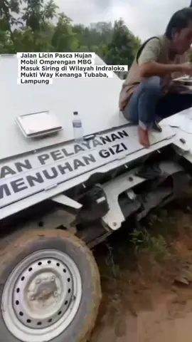 Sebuah mobil pengantar program Makan Bergizi Gratis (MBG) di Kecamatan Way Kenanga masuk ke dalam siring setelah hujan mengguyur wilayah tersebut pada Rabu (12/11/2025). Peristiwa itu terjadi di ruas Jalan Indraloka Mukti menuju Tambunan, Kabupaten Tulang Bawang Barat. Kejadian ini diharapkan menjadi pembelajaran bagi sopir agar lebih berhati-hati, sekaligus menjadi pengingat bahwa kondisi infrastruktur jalan setempat membutuhkan perhatian serius dari pemerintah, baik daerah maupun pusat. Warga pun berharap agar anggaran infrastruktur tidak menjadi sasaran efisiensi yang justru berdampak pada keselamatan dan mobilitas masyarakat. Cr: @arie_swaralampung #WayKenanga #TulangBawangBarat #MBG #Infrastruktur #BeritaLampung 