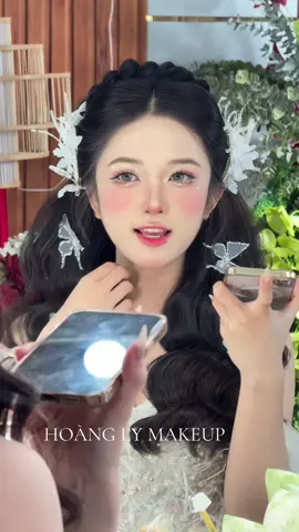 Nói chuyện cũng ngọt ngào nữa , giọng cưng xĩu , quá nhiều sự xinh đẹp ở clip này 🍓🫶🏻#hoànglymakeup #makeupcôdâuđẹpsàigòn #côdauxinhdep #xuhuongtiktok #côdâu 