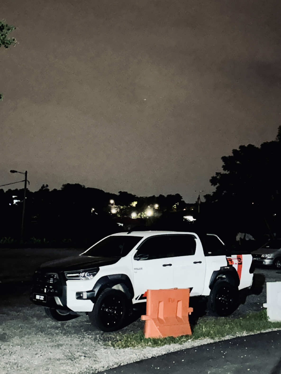 e46 tryna keep up with hilux😂 second half gap is crazy (video sped up because too long) #fyp #toyota #hilux 