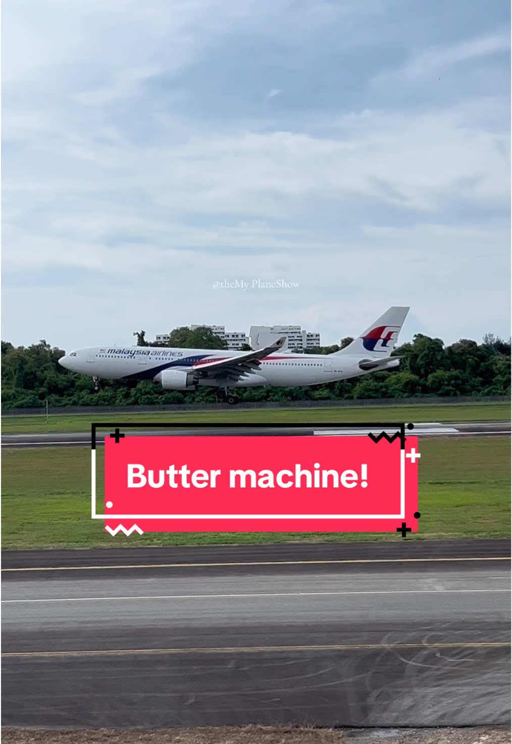 This is MAS pilot, landing gaya helang🔥 #landing  #smooth  #malaysiaairlines  #plane  #fyp 