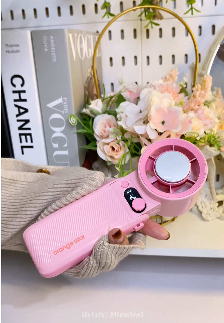Kipas tapi ada cooling mist ❄️🩷 Memang rasa macam portable aircond. Outdoor,makeup,travel semua senang. #orangestar #portablefan #handheldfan #kipasangin #coolingfan 