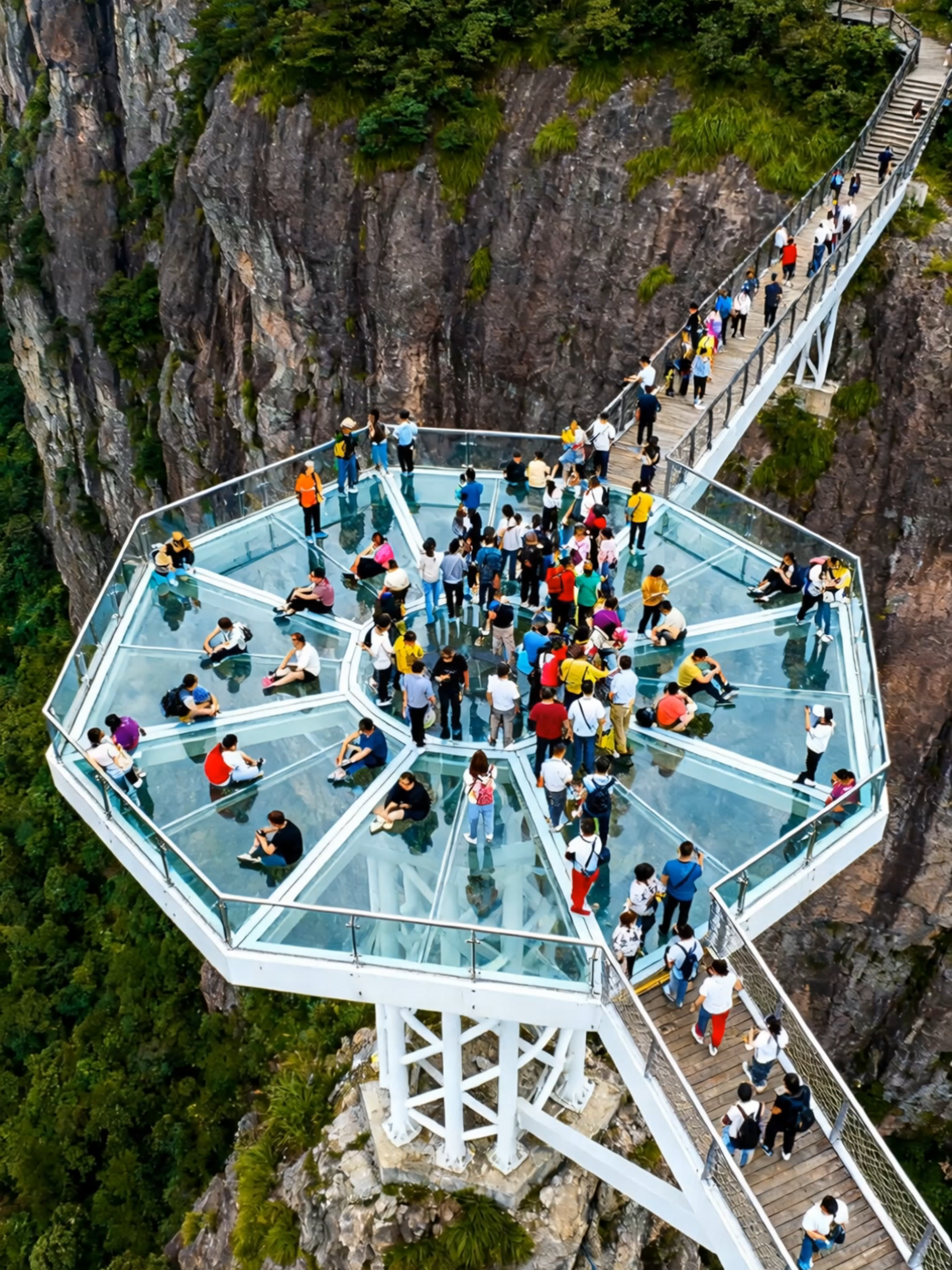 ⚠️ 高空玻璃设施存在潜在风险，请务必注意以下几点： 不要在玻璃平台上奔跑、跳跃或聚集太多人员。 遵守景区限制人数的规定。 看到玻璃有裂纹、异响、倾斜，应立即远离并报告工作人员。 恶劣天气（大风、暴雨、雷电）时请不要登上高空观景设施。 儿童须由成年人全程看护。 记住：高空美景固然壮丽，但安全永远是第一位！