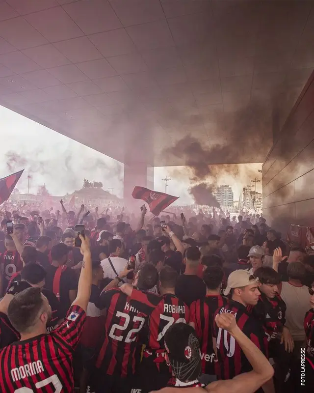 في قلب ميلانو، المدينة التي تتنفس الفن والأناقة، وُلد كيان لم يخلق ليكون عاديًا… بل خُلق ليكون معيارًا. إيه سي ميلان—الاسم الذي يسبقُه التاريخ، ويتبعه المجد، ويهابه الخصوم قبل أن يبدأ اللقاء. ما بين الأحمر الذي يشعل الشغف، والأسود الذي يفرض الهيبة، صنع ميلان هويته منذ عام 1899، حين اجتمع رجالٌ آمنوا أن كرة القدم ليست لعبة، بل إرث يبقى أطول من أعمارهم. ومنذ أول خطوة، أثبت الفريق أنه ليس مجرد نادٍ… بل حكاية كُتبت لتستمر. من أوّل لقب في 1901 وحتى ليالي أوروبا الخالدة، سار ميلان في طريقٍ لا يعرف التراجع؛ طريقٍ رسمه أبطال لا تُمحى أسماؤهم، وأساطير صعدوا بالقلعة الحمراء ليجعلوها واحدة من أعظم ما أنجبته كرة القدم. عقودٌ من الصعود والهبوط، من الانتصار والانكسار… لكن ميلان كان دائمًا يعود. لا يعود ليشارك، بل ليحكم. لا يعود ليظهر، بل ليُعلّم. فميلان ليس فريقًا يمرّ في صفحات التاريخ… ميلان هو الصفحة نفسها. هو الفريق الذي يكتب القصة، ويترك الآخرين يقرؤون. وعندما يتقدم اللاعبون بالأحمر والأسود نحو الملعب، يعرف الجميع أن الأمر لا يتعلق بمباراة… بل بامتدادٍ لروحٍ عمرها أكثر من قرن. روح نادي لا يموت، ولا ينحني، ولا يفقد هيبته… مهما تغيّر الزمن. ميلان كيان وُلد ليكون عظيمًا ، وسيبقى كذلك ، مهما طال الدهر. 