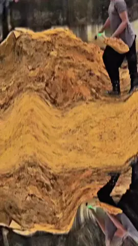 Sat Samapta Polres Bontang hadir dan berperan aktif dalam kerja bakti pembuatan tanggul sementara di Kelurahan Gunung Elai. Kolaborasi untuk menjaga lingkungan dan keselamatan warga. 💪🌍@DITSAMAPTA POLDA KALTIM @POLRES BONTANG @BONTANGKU #bontang #polriuntukmasyarakat 