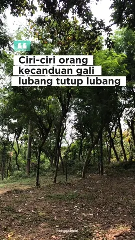 Tanda-Tanda Kecanduan Gali Lubang Tutup Lubang 1. Ketergantungan pada Utang Baru: Selalu mencari utang atau pinjaman baru (bisa dari bank, fintech, atau perorangan) hanya untuk melunasi cicilan utang yang sudah jatuh tempo. 2. Ketidakmampuan Membayar Pokok Utang: Dana yang didapat dari utang baru hampir seluruhnya habis hanya untuk membayar bunga atau denda keterlambatan utang lama, tanpa mengurangi pokok utang secara signifikan. 3. Peningkatan Jumlah Pemberi Pinjaman: Memiliki utang dari banyak sumber (lebih dari satu bank, beberapa aplikasi pinjaman online, meminjam dari banyak teman/saudara). 4. Gagal Melacak Keuangan: Tidak tahu pasti berapa total utang, berapa bunga yang harus dibayar, dan kapan semua utang akan lunas. 5. Perasaan Cemas/Stres Berlebihan: Tingkat stres yang sangat tinggi menjelang tanggal jatuh tempo karena harus berburu pinjaman baru. 6. Meminjam Lebih Besar dari Kebutuhan: Utang baru yang diambil jumlahnya seringkali melebihi yang dibutuhkan, untuk memberi 'nafas' sementara. 7. Penurunan Kualitas Hidup: Mulai mengorbankan kebutuhan dasar (makanan, pendidikan, kesehatan) untuk membayar utang, karena pendapatan utama tidak cukup. 8. Utang menjadi Rahasia: Menyembunyikan kondisi keuangan yang sebenarnya dari pasangan atau keluarga karena malu atau takut dihakimi. 9. Siklus Tidak Berakhir: Setelah satu utang dilunasi dengan utang lain, dalam waktu singkat ia sudah kembali mencari utang baru lagi, mengulang pola yang sama. Jangan buka tutup lubang terus, komen “Semangat” aku ajarin kamu gimana caranya lunasin hutang tanpa nambah kerjaan diluar rumah.