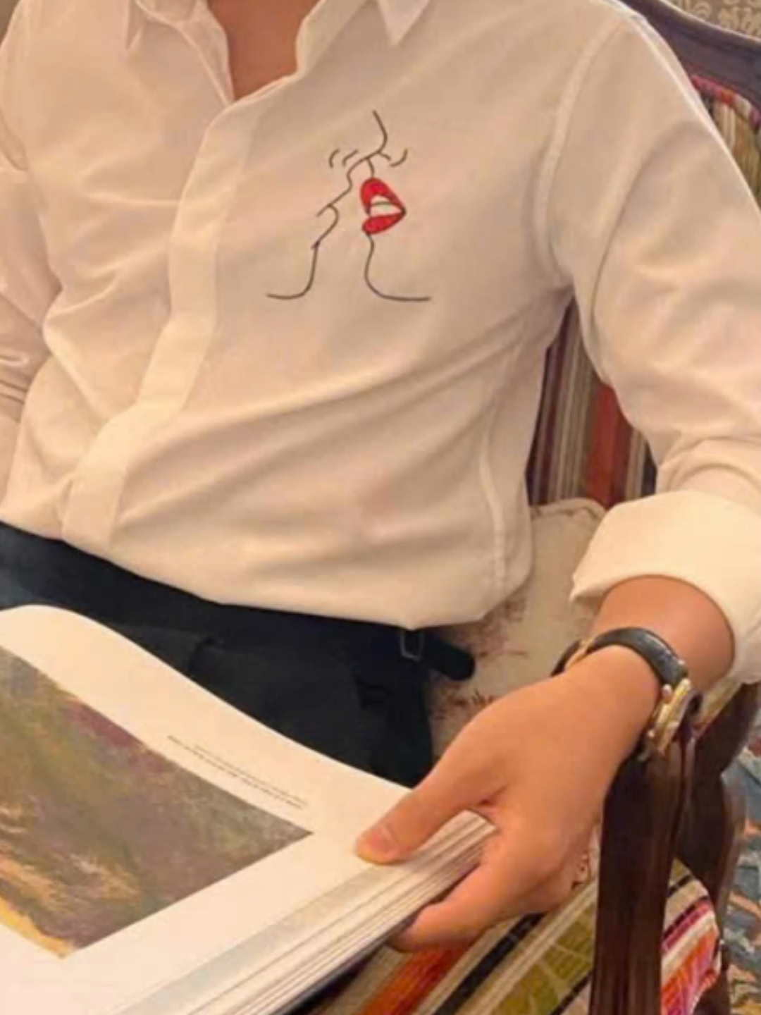 đẹp xuất sắc luôn! sơ mi thêu hình quá là cháy mình có thêu tên ,logo cty, chữ kí,... inboxx shop nè #aosomitheu #thoitrangnam #xuhuong #tiktoknews #thoitrangnu