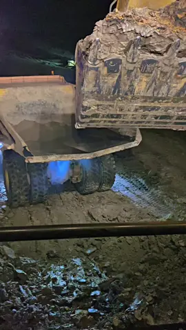 Baru juga 2 bucket om 🗿#CapCut #fypシ #tambangbatubara #operator_excavator #ptmitraindahlestari 