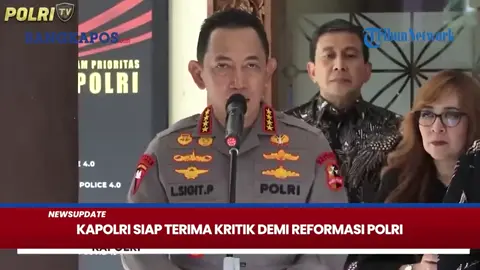 Kapolri Jenderal Listyo Sigit Prabowo menyatakan kesiapan untuk menerima kritik demi mendorong reformasi di tubuh Polri. Pernyataan tersebut disampaikan pada Kamis (13/11) di Jakarta Selatan, seusai rapat bersama Tim Reformasi Polri dan Gerakan Nurani Bangsa (GNB). Kapolri menegaskan bahwa Polri terus membuka diri terhadap berbagai masukan, kritik, dan saran perbaikan. Menurutnya, keterbukaan tersebut menjadi semangat bersama dalam memperkuat proses reformasi institusi kepolisian. “Tentunya kami terus membuka diri untuk menerima masukan, menerima kritik, dan menerima perbaikan. Ini menjadi semangat kami untuk terus melakukan reform,” ujar Kapolri. #polisiindonesia #kapolri #polri #gnb #reformasi 