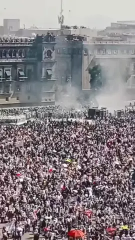 hoy 15 de noviembre hicimos historia , ni las planchas detuvieron al pueblo que ya esta enojado con el gobierno que solo protege narcos @Latinus @CNN en Español , y no solo será esta marcha, vendía más y el palacio caerá.. #mexico🇲🇽 