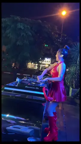 Hai đứa yêu từ khi còn tay trắng ..! #DJ #NIGHTLIFE #HCM #SAIGON #BAR 