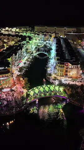 Giữa thành phố ánh sáng rực rỡ, niềm tin dành cho em vẫn là điều dẫn lối anh rõ ràng nhất. #grandworldphuquoc #sacmauvenice #xuhuong #phuquoc  @Chụp Ảnh Phú Quốc BEN 35mm 