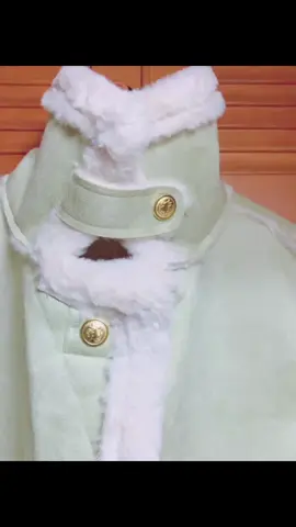 #TIKTOKSHOP #厚手ラムウールショートコート 💞┈┈┈┈┈┈┈ 見本より薄い色だった　あまり見ない色で可愛い💕 白いマフラーとブーツに合わせると可愛いよ❣️ 仕立ては値段相当 冬のお出かけが楽しくなるね😊