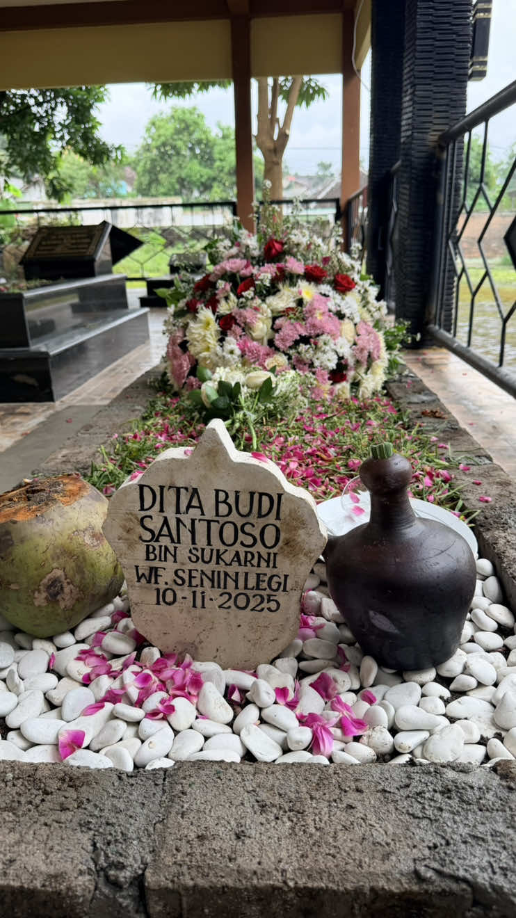 obrolan kita terakhir : “ mii, sayang aku ngga? “ “ mi maaf ya selama aku disini ngerepotin kamu terus, nyusahin kamu terus, ninggalin anak-anak maaf ya mi belum bisa bahagiain kamu aku janji nek udah sehat cuma mau bahagiain kamu sama anak-anak”  sayang, semoga do’a sakinah mawaddah warahmah sudah allah ridhai atas pernikahan kita yang terhitung singkat ini, Terimakasih yang luar biasa aku ucapkan telah di ratukan di lidungi di ayomi di sayangi di cintai di rayakan sehebat ini, di sela kesedihanku keterpurukan ketidak berdayaanku ini sungguh ingin memintamu kembali ragamu senyummu suaramu. sayang kamu pergi tidak membawa apapun tapi membawa setengah jiwaku, setengah nyawaku. seisi duniaku. aku ridha akanmu sayang, ya allah aku ridha akan suamiku permudahlah lapangkanlah ringankanlah saat hisab nya ya allah. kepergianmu indah sayang, jenazahmu di sholatkan banyak orang dan perjalanan mu menuju kubur pun banyak yang mengiringi, semoga berguguran sudah dosa-dosamu. semoga aku bisa meneladani hidupmu yang tidak di hitung dari lamanya ketika kita hidup tetapi di hitung dari seberapa manfaat kita semasa hidup untuk yang terakhir teruntuk “suamiku tersayang” aku sangat mencintaimu menyayangimu menghormatimu, aku tidak pernah menyesal bertemu denganmu, menikah denganmu meskipun takdirku harus mengikhlaskan mu sayang 🤍🥀 Al-fatihah 