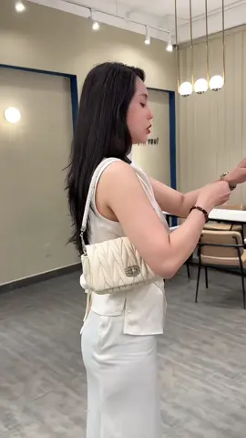 Mang em này đi đâu cũng xinh hết phần thiên hạ.” #hamilk #xuhuong #tuixach #tuixachnu 