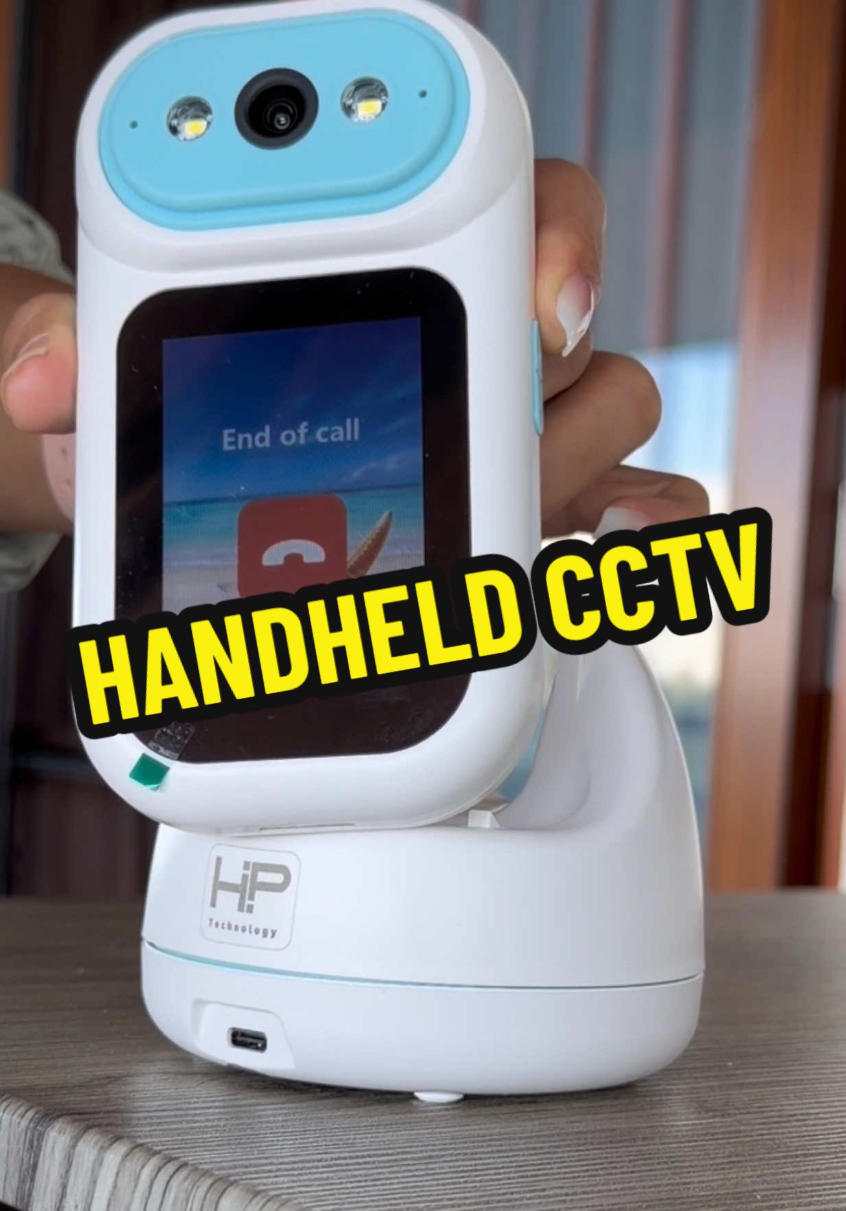 Removable CCTV Dari charging dock & build in battery. Tidak perlu guna SIM card just connect WiFi ja. #cctv #handheldcctv 
