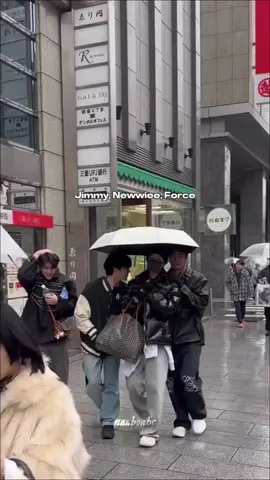 #capcut ထီးဆောင်းပေးရမဲ့သူကမှားနေသလားလို့😑ပင်လယ်ထဲနစ်သတ်ခံရတော့မယ်ထင်တယ်🤣#