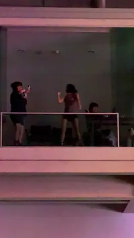 คนอื่นอาจจะดูพี่ๆโอฮาน่า แต่สายตาฉันหยุดโฟกัสแม่แต๊กไม่ได้ นั่งแหงนมองคอจะหัก5555 @TOKTAK #ohanameeting2 #ohana 