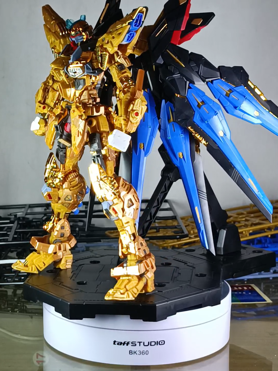 Buat gue tu, selain buat stress release dan hobi, ngerakit gundam plastic sama halnya seperti menghidupi mimpi masa kecil. Pertama kali nonton gundam kelas 6 SD. Waktu itu belum tahu cari mainannya di mana. Begitu tahu harganya, mahal juga. 😂 Akhirnya impian buat punya mainan gundam tertunda. Baru bisa beli pas kuliah, tahun 2013. Setelah itu, sempat tertunda lagi karena harus nabung, menikah, beli susu dan popok anak. Prioritas Bapak-bapak, lah, ya. 😂 Baru beli lagi sekitar tahun 2020, perlahan, ngoleksi sampai sekarang. #gundamcollection  #koleksigundam #gundamtiktok  #gundamcommunity  #mainan90an 