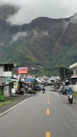 Jalanannya biasa, cuman vibesnya aja yang luarbiasaa .Kalau ke sembalun jangan lupa lewat disini! #sembalun #sembalunlombok #vacation 