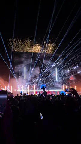 Suộc gần nhiều rồi, xả tí suộc day2 view rộng hơn để xem toàn cảnh nhiệt như nào hẹ hẹ hẹ. Ai chê bai phí phạm thì vui lòng search google (free) về đời sống tinh thần quan trọng như nào nha. 2 day concert khiến tui hạnh phúc, vui vẻ, tràn đầy năng lượng đến hết năm luôn đóoooo 😆😆 #GDRAGON2025 #gdragonconcert #gdragon #gdragonvietnam #fyp 