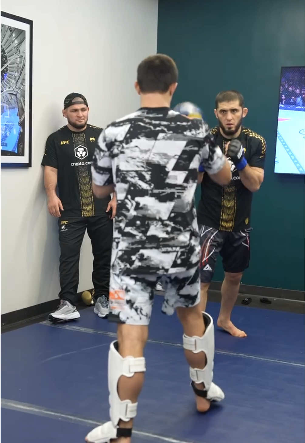 ⚡️ Ислам разминается под присмотром Хабиба! #UFC322 