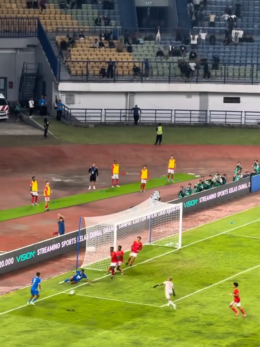 “Barros dan Mbappé sama-sama mengejar angka keramat—400 gol! 🔥 Sementara itu Persib terus menggempur tanpa henti di lapangan. Siapakah yang lebih dulu pecah rekor dan siapa yang paling buas di pertandingan kali ini? ⚽⚡” #BarrosMbappe #400GoalHunt #PersibGempur #SepakBolaHariIni #FootballVibes