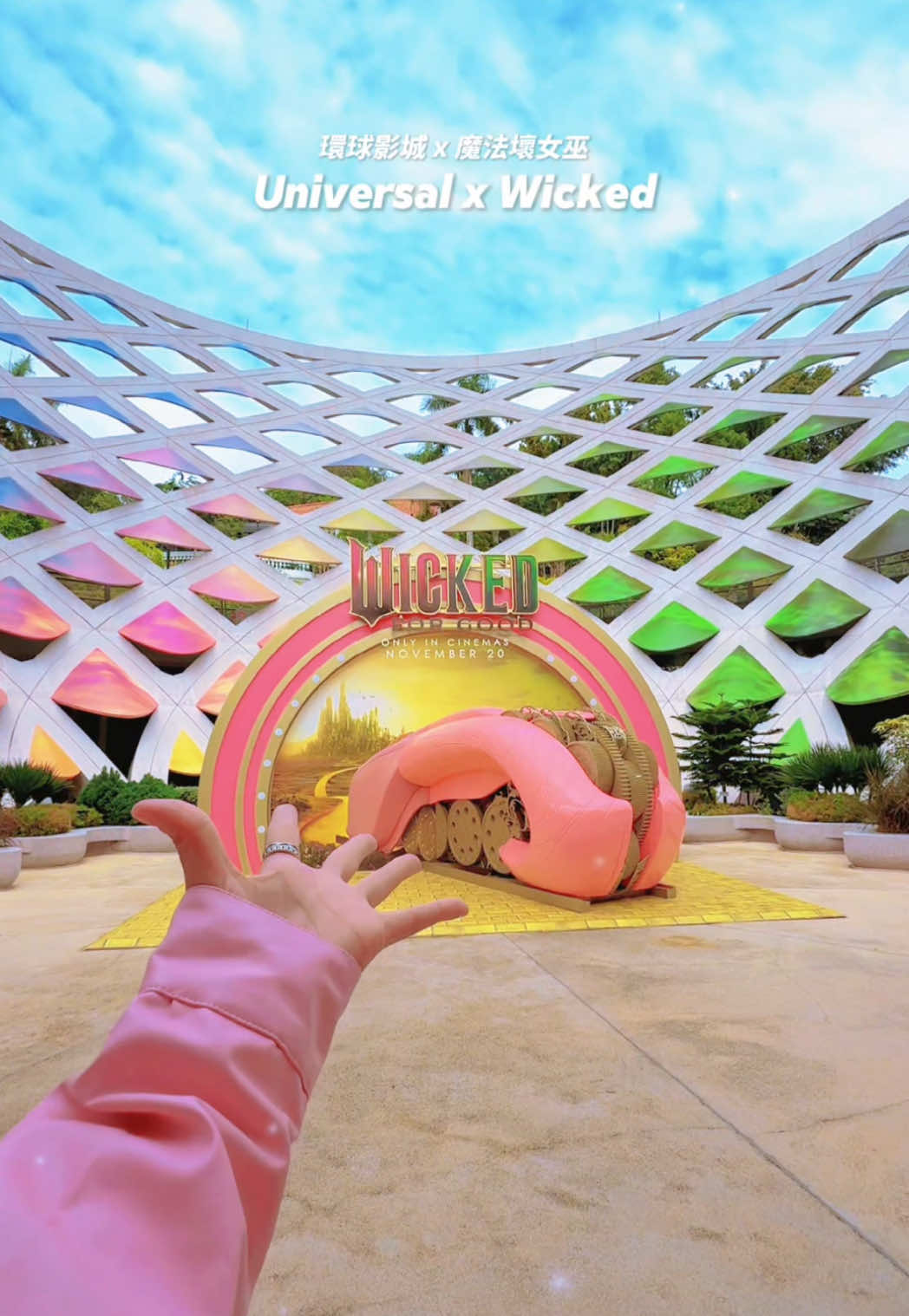 🇸🇬 新加坡環球到處都是《魔法壞女巫》！！Universal feels super Wicked today. #wicked #wickedforgood #universalstudios #singapore  @環球影片 