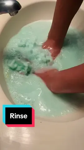 Rinsy rinse💦 super water rinse from the previous video #CleanTok #spongesqueezing #asmr #spongesqueezingasmr #laundryoverload 