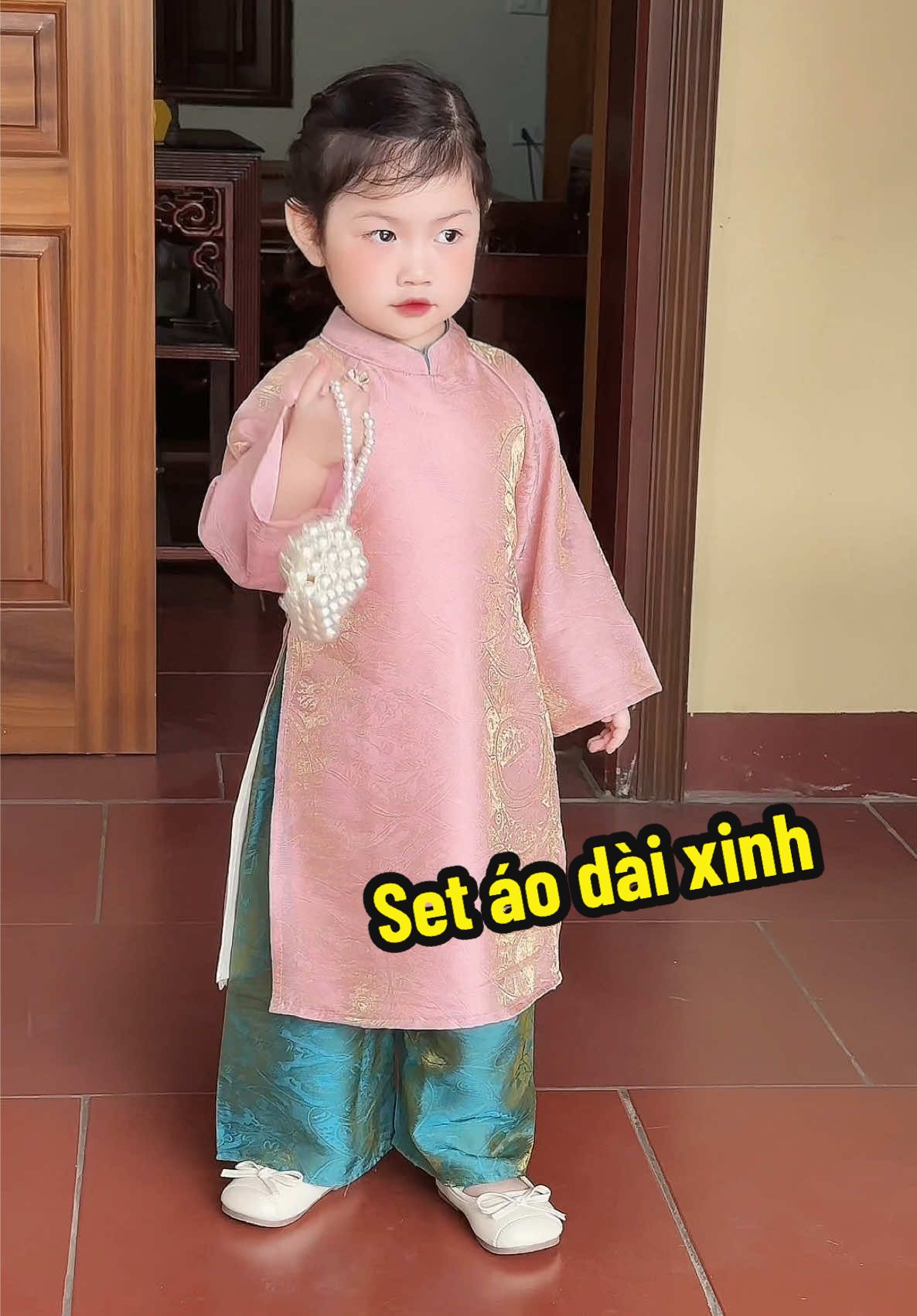 Áo dài Diệu Lam chất tơ ánh kim cao cấp cho bé gái 8-35kg #xuhuong #viral #gaobaby #tucuagaoiu #thoitrangtreem #gaobabystyle #aodaitet2026 #aodaichobe #gaomacgi #embegao 