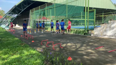 🌧️Có những ngày mưa tầm tã, sân ngập nước, buổi tập coi như… tiêu. Nhưng với người thật sự muốn tiến bộ, đâu cần sân mới tập được.