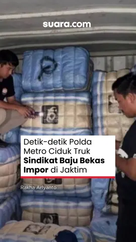 Polisi menghentikan sebuah truk yang mengangkut pakaian bekas impor di kawasan Duren Sawit, Jakarta Timur, yang diduga adalah bagian dari sindikat. Dari operasi ini, Polda Metro Jaya menyita 207 bal pakaian bekas yang diduga masuk secara ilegal. Dirkrimsus Polda Metro Jaya Kombes Edy Suranta Sitepu menyebut pihaknya melakukan penegakan hukum di bidang perdagangan dan TPPU. “Barang bukti serta para saksi sudah kami amankan, dan penyidik akan melanjutkan gelar perkara untuk memberikan kepastian hukum,” ujar Edy, Sabtu (15/11). Dari muatan truk di Duren Sawit, polisi mengamankan 23 bal pakaian bekas impor. Sopir truk turut diamankan. Penelusuran dilakukan hingga ke Pasar Senen, Jakarta. Pihak kepolisian menemukan adanya aliran barang ke salah seorang koordinator penerima balpres. Ia turut ditangkap dalam operasi ini. Penyidik lalu melakukan pengembangan ke Padalarang, Bandung. Di sana, polisi menciduk dua truk dan tiga mobil boks. Dari kendaraan-kendaraan ini, penyidik menyita 184 bal baju bekas impor lainnya. #poldametrojaya #bajubekas #bajuimporbekas #ilegal #durensawit #pooldametro #pakaianbekasimpor #news #suaradotcom #suara