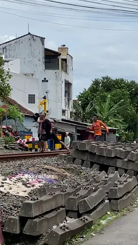 Dikira kereta sekeras tahu kali yah😭 #fyp #keretaapiindonesia #adanrailfans 