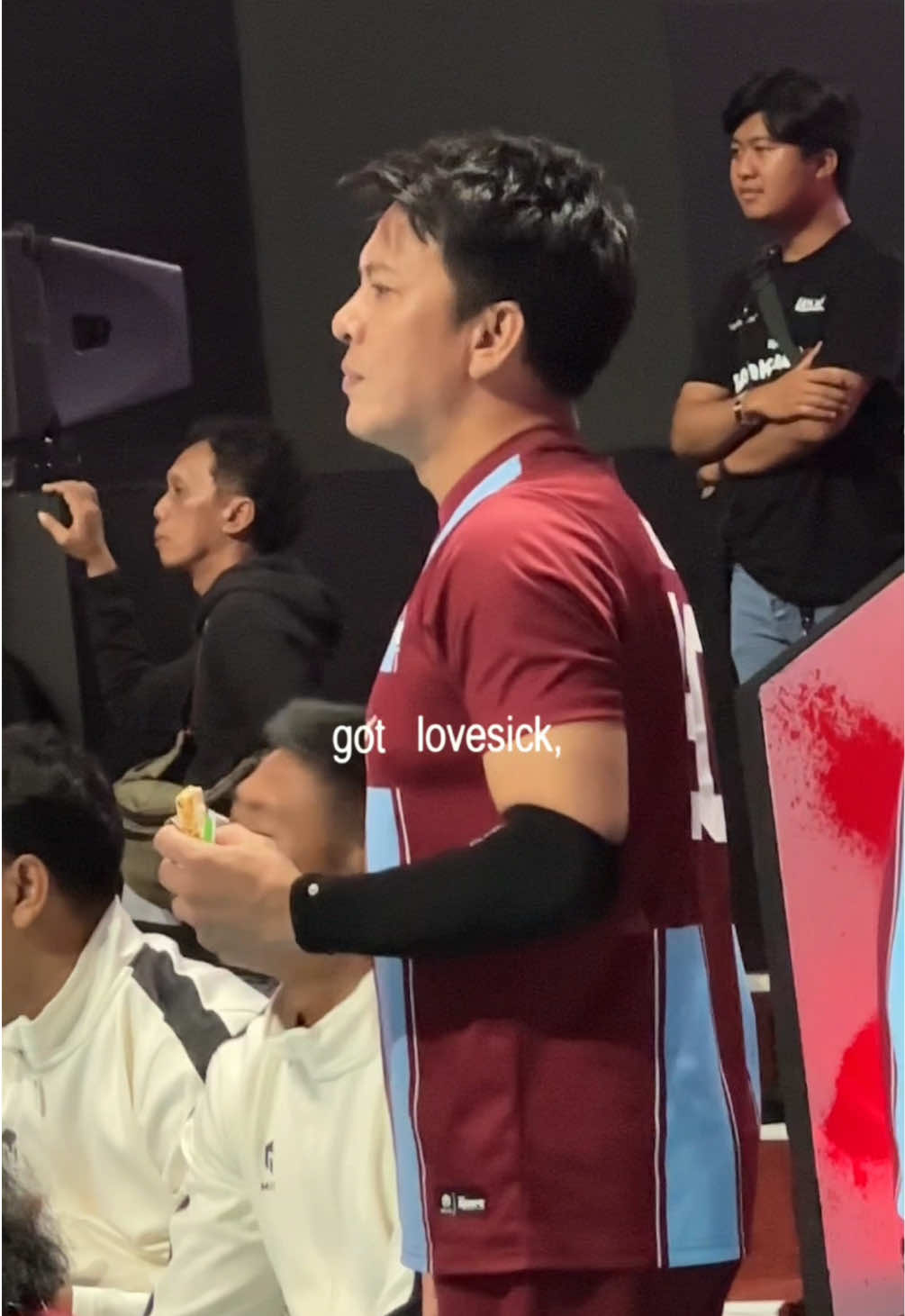 Walaupun jarang main, tapi tetep support teamnya walaupun jalan butuh effort. He’s such a gentleman. Speed recovery & congratulations capt @Ariel Noah 🫡🫶🏻 #bahkanvoli3 #vindes