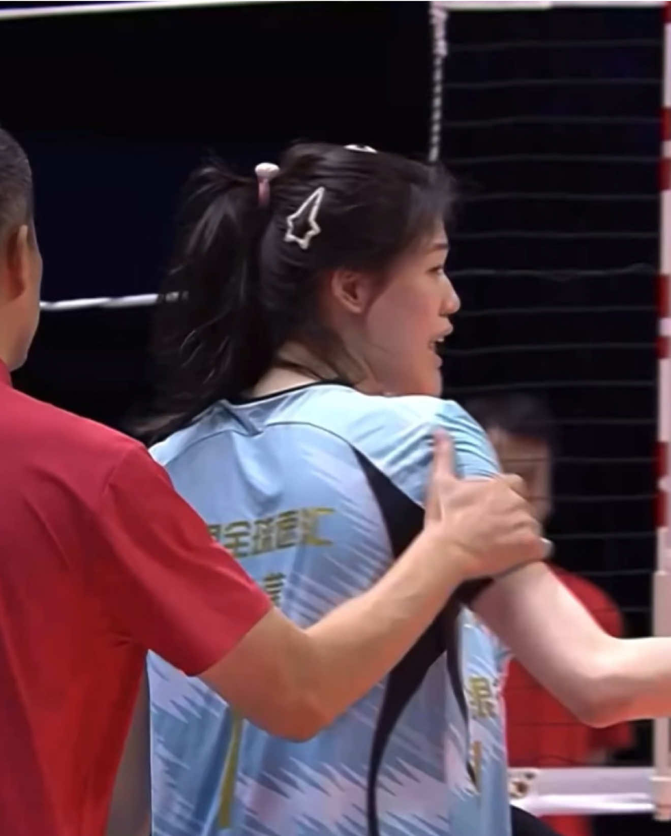 ลุงเฉินเปลี่ยนตัวอิ๋งอิ๋งให้ไปพักผ่อนที่ม้านั่งสำรอง แต่ความกัปตันทีมอะเนอะ ยังชี้สั่งงานลูกทีมอยู่เลยจนลุงเฉินต้องตบไหล่ให้ไปนั่งได้แล้ว เลิกสั่งงานก่อน5555555555 ได้เวลาพักแล้วไม่ต้องลงสนามอีก ทีมผ่านเข้ารอบแล้ว ละพอได้ไปนั่งม้านั่งสำรองน้องอิ๋งอิ๋งกินกล้วยอีกหมดเป็นลูก คงทั้งเหนื่อยทั้งหิวมากจริงๆ🍌🐰🤏🏻✨💖🤭 #liyingying #หลี่อิ๋งอิ๋ง #volleyballchina #วอลเลย์บอลหญิง #15thNationalGames 