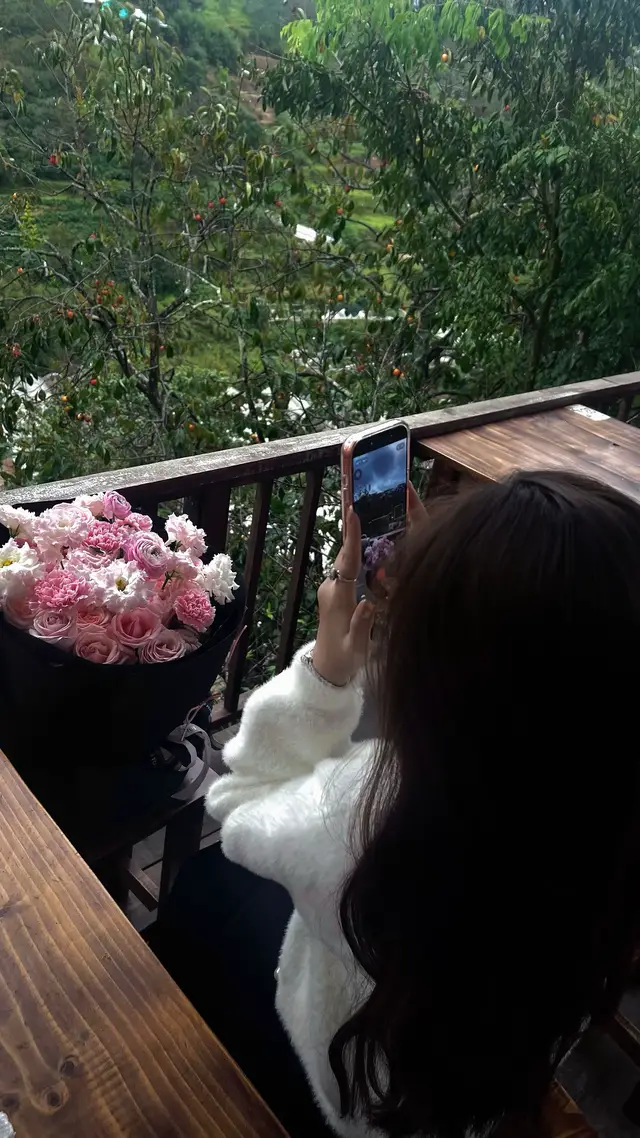 Em chụp hoa của em,anh chụp hoa của anh.