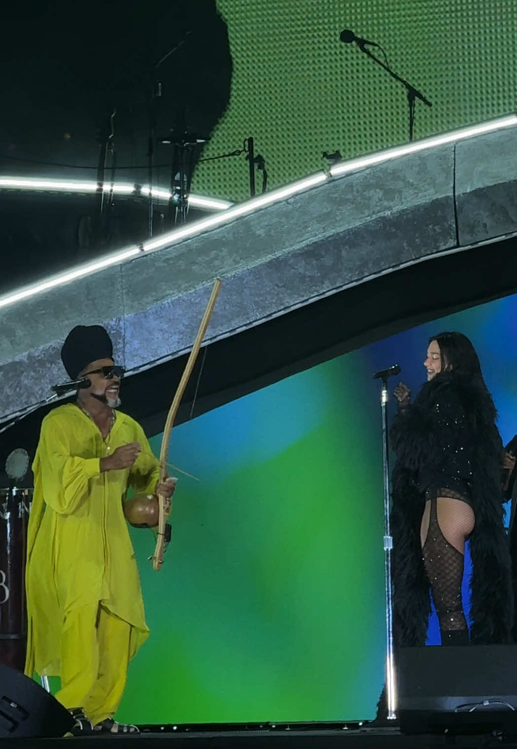 dua lipa e carlinhos brown cantando magalenha em são paulo 🇧🇷💙 #radicaloptimismtour #dualipa #fyp 