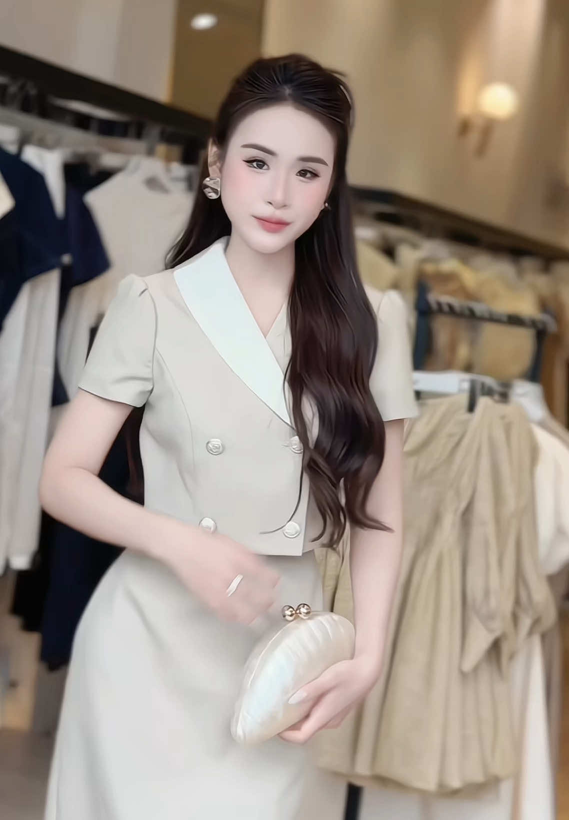 Trời ban cho cô ấy giao diện trưởng thành, nhưng lại đính kèm hệ điều hành nhõng nhẽo 🤭 #fypシ゚ #viral #trending #xuhuong #OOTD #fashion #mixandmatch #tiktok 