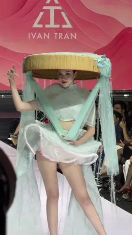 Mỹ Anh trình diễn mở màn tại Vietnam International Fashion Week của NTK @Ivan Tran Designer với BST Nắng Dưới Chân Mây #trinhmyanh #missearth #vietnaminternationalfashionweek #missearthwater #ivantran 