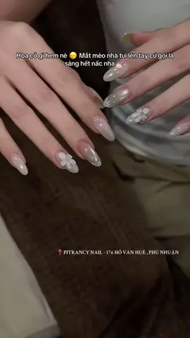 Hoa cỏ gì hem nè 🙂‍↔️ Mắt mèo nhà tui lên tay cứ gọi là sáng hết nấc nha 💅🏻 Làm móng xinh giá hạt dẻ đừng quên ghé Pitrancy Nail nha chị em ơi 😙 #nailxinh #nailphunhuan #nailquan3 #pitrancynail #nailtrend 