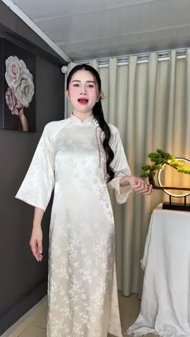 Chiếc áo dài diện tết này siêu ưng ý luôn chị em ạ #aodai #aodaivietnam #aodaicachtan #aodaitet #gianghuongcardina 