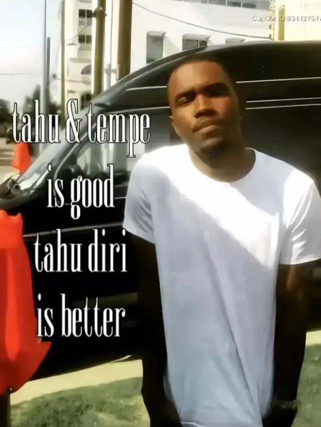 Berikut cara membuat kukis (cookies) sederhana dan enak dengan bahan yang mudah dan langkah yang simpel. Resep ini cocok untuk pemula tapi hasilnya tetap renyah di luar dan lembut di dalam. 🍪 Resep Cookies Sederhana Bahan-Bahan: 100 g mentega/butter (boleh campur margarin) 80 g gula pasir halus atau gula bubuk 1 butir telur (gunakan kuningnya saja untuk tekstur lebih renyah) 150 g tepung terigu serbaguna 1 sdt vanila bubuk atau cair 1/2 sdt baking powder Topping (opsional): choco chips, kacang cincang, meses, atau coklat batang cincang 🥣 Cara Membuat: 1. Kocok bahan utama Kocok mentega + gula menggunakan whisk atau mixer kecepatan rendah hingga lembut dan pucat. Masukkan kuning telur dan vanila, aduk hingga rata. 2. Masukkan bahan kering Ayak tepung terigu dan baking powder. Tuang perlahan ke adonan, aduk memakai spatula hingga kalis dan bisa dibentuk. 3. Bentuk adonan Ambil sedikit adonan, bentuk bulat lalu pipihkan. Tambahkan choco chips atau topping lain di atasnya. 4. Panggang Panaskan oven pada suhu 160–170°C. Panggang cookies selama 12–15 menit sampai bagian pinggir sedikit kecoklatan. Dinginkan di rak pendingin agar mengeras dan renyah. 🍪 Tips Biar Cookies Tambah Enak: Gunakan butter untuk aroma lebih harum. Jangan mengaduk adonan terlalu lama setelah masuk tepung. Boleh simpan adonan di kulkas 15–20 menit agar lebih mudah dibentuk. Jika tidak punya oven, bisa pakai teflon dengan api kecil dan tutup rapat ±20 menit. Kalau kamu mau, aku bisa buatkan versi gambar resep, variasi cookies lain, atau tutorial dengan langkah bergambar. #4youpageシ #xybca #cookies 