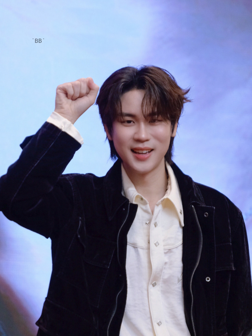 Có một em bé mèo dễ thương đang vẫy chào fan 🤏😘 #prem_space #premwarut #PremFSinChangsha @Prem_space 