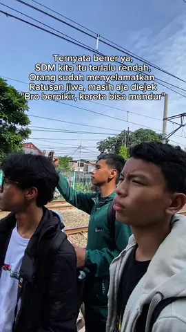Pdhal itu hal yang basic, gitu aja ga tau kalo lokomotif bisa mundur🤓 #pasarsenen #keretaapiindonesia #railfansindonesia