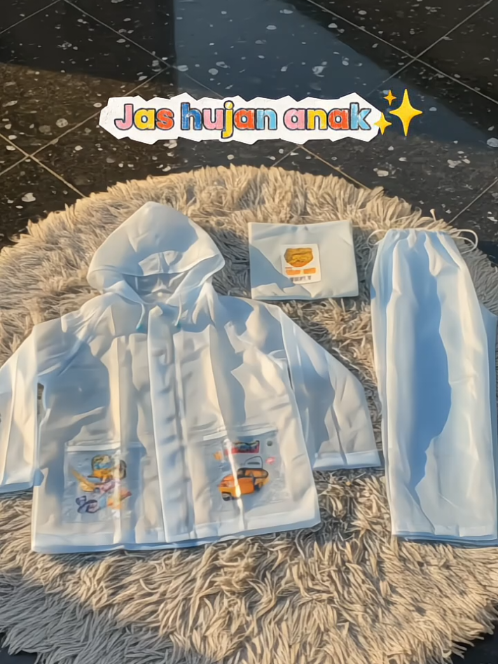 lucu banget deh kalau si kecil pakai jas ujan ini🥰apalagi sekarang lagi musim ujan,pagi nya cerah,siang nya mendung,eh sorenya ujan🥰🫶🏻 #ootdanak #jasujanmurah #jasujananaklucu #fyp 