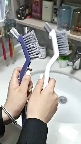 Trong nhà vệ sinh nên có một cái bàn chải khe hai đầu này ! Lông bàn chải dày dặn, cứng cáp lại còn hình chữ V, các kẽ hở, góc cạnh đều được làm sạch sẽ ! BànChảiKhe #ĐồDùngThiếtThực #ĐồDùngNhàVệSinhhay