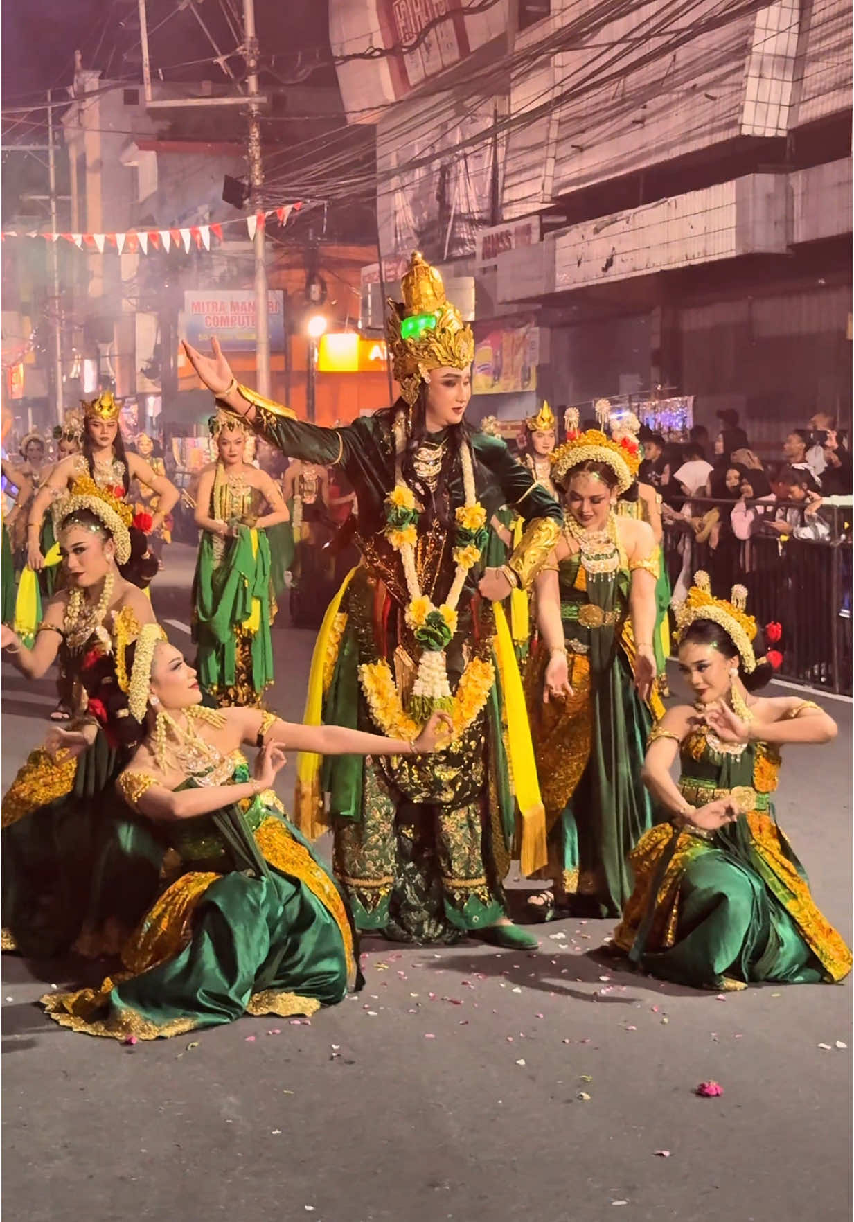 Kontingen yang paling ditunggu-tunggu tiap gelaran carnival di Kediri—PT. Gudang Garam Tbk. Emak-emak mesti ngenteni Mas Adi? 😅  Dhoho Night Carnival (Sabtu, 15 November 2025)  #kedirijalanjalan #dhohonightcarnivak #kotakediri 