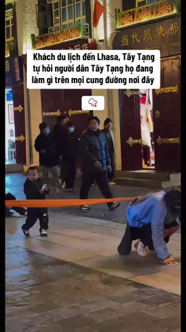 Nghi thức bái lạy quen thuộc 